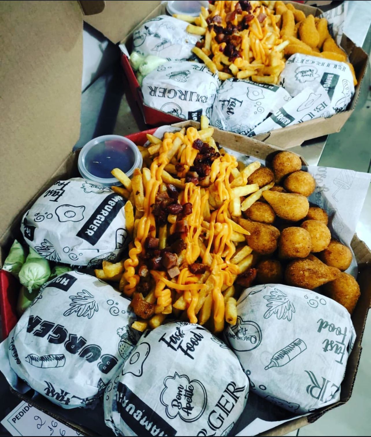 Combo Banquete da Casa: 4 Burgões + Batata Especial 900g + Salgadinhos + Refrigerante 2 litros